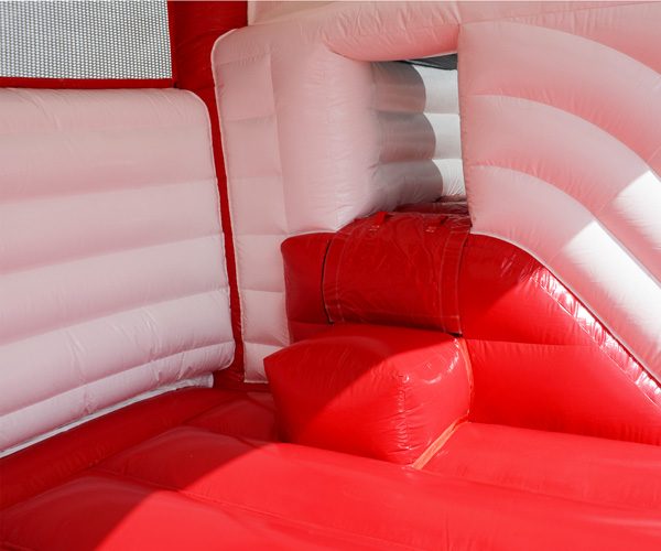 Hüpfburg großes Haus, mit Rutschbahn